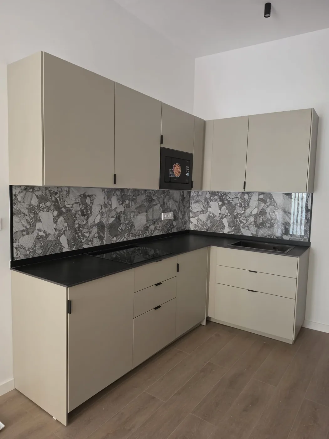 Montaje de cocina en L con encimera negra en Murcia