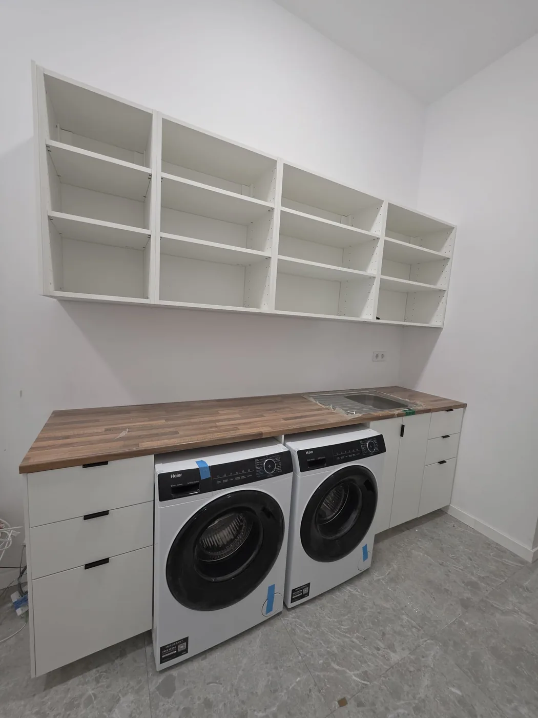 Montaje de muebles de lavadero con encimera de madera en Murcia