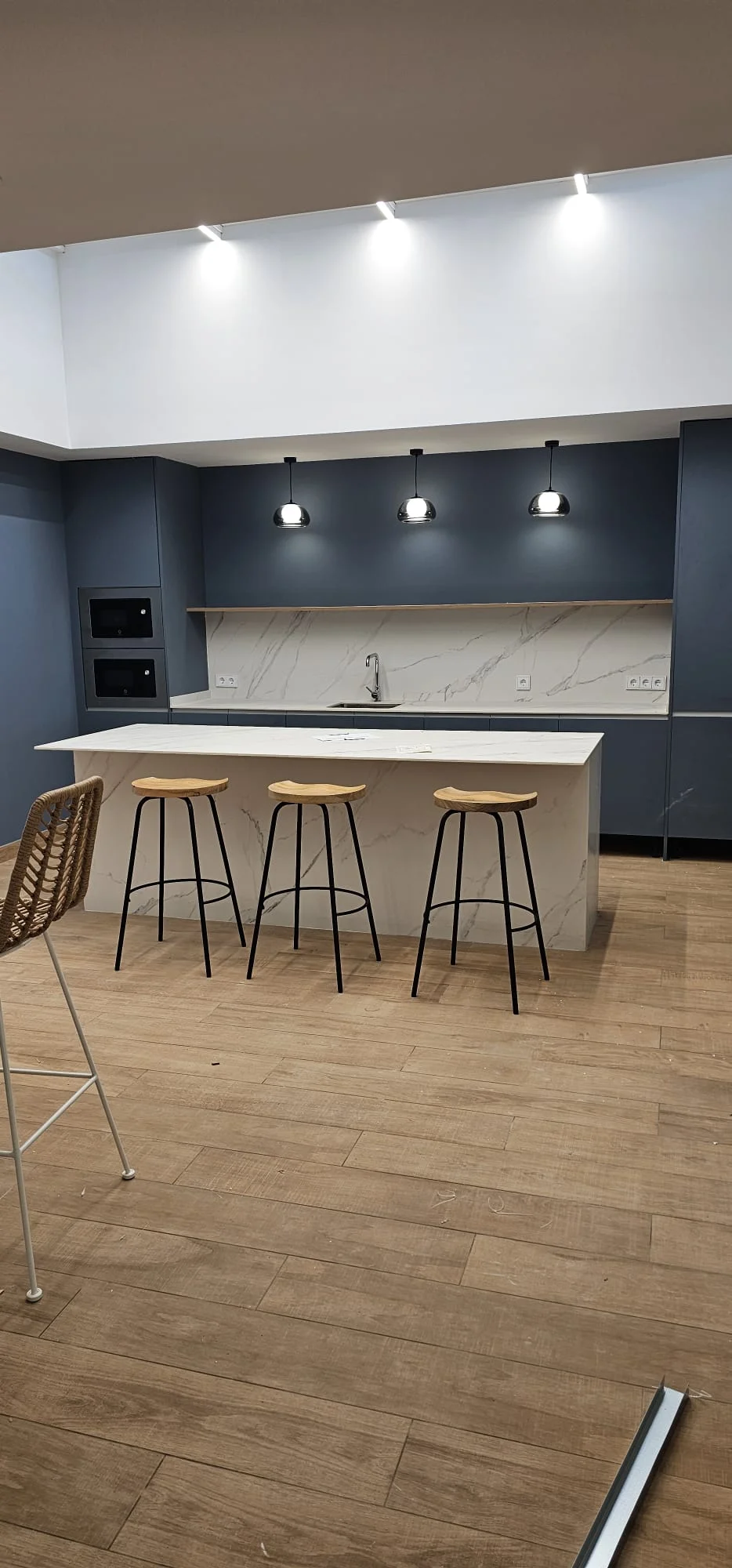 Montaje cocina azul con isla en Murcia