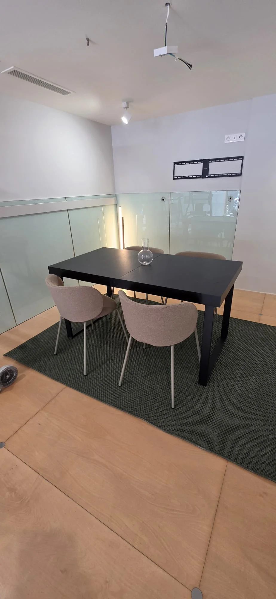 Montaje sala de reuniones en Murcia